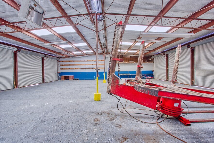 More Photos Of 11815 Misty Dr, Houston Light Manufacturing For Sale