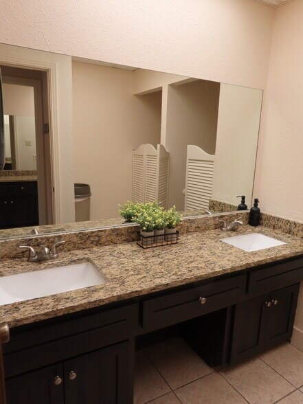 More Photos Of 1472 N Hampton Rd, DeSoto Office For Lease
