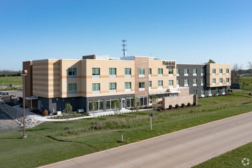 More Photos Of 935 S Rolling Meadows Dr, Fond Du Lac Hotel For Sale