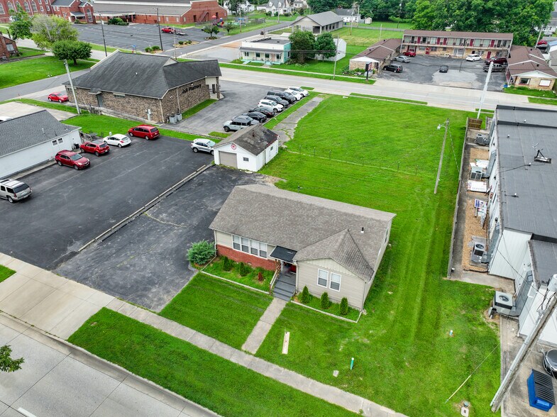 Primary Photo Of 806 Poplar St, Benton Office For Sale