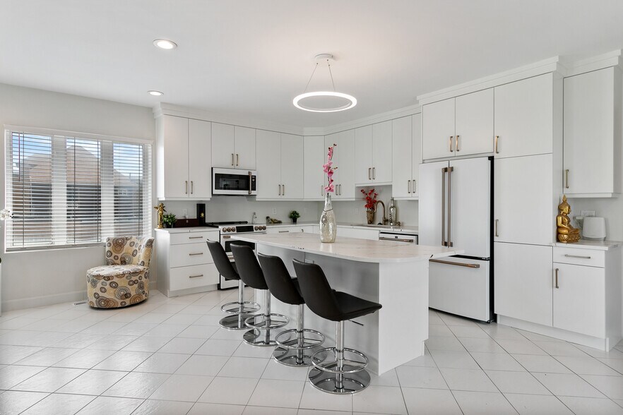 More Photos Of 839 Erie E, Windsor Restaurant For Sale