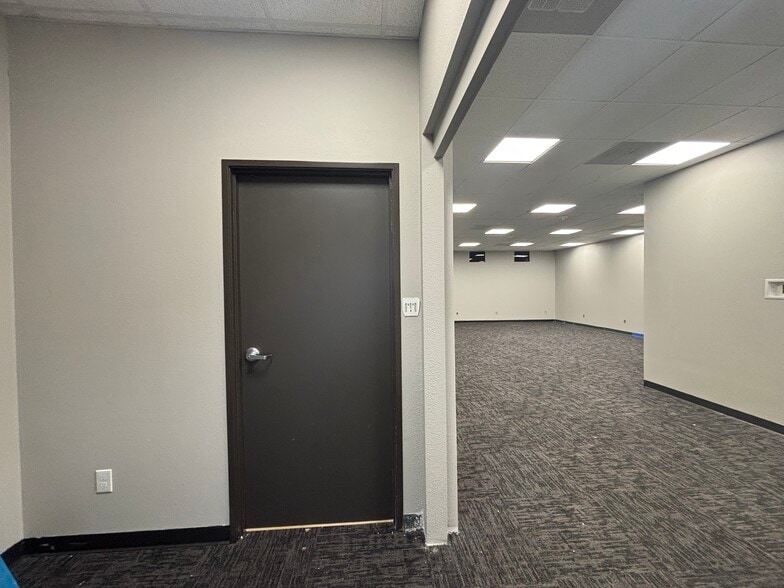 More Photos Of 8200 Windway Dr, Windcrest Medical For Lease
