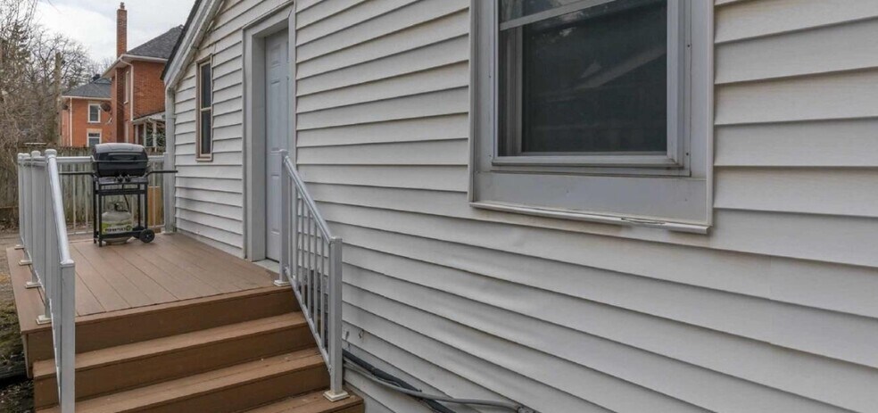 More Photos Of 271 Thomas St, Peterborough Apartments For Sale