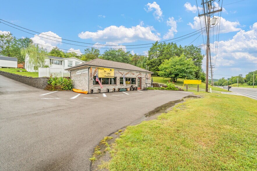 More Photos Of 927 S Charles G Seivers Blvd, Clinton General Retail For Sale