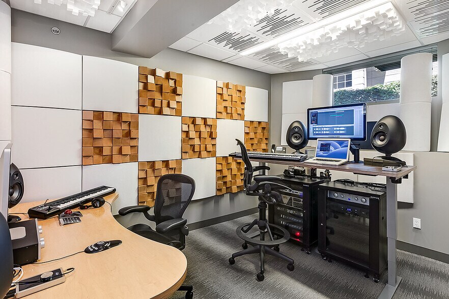 More Photos Of 2214 Queen Anne Ave, Seattle Loft Creative Space For Lease