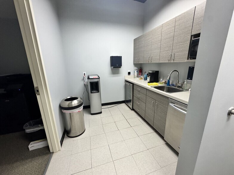 More Photos Of 13050 Eastgate Park Way, Louisville Light Distribution For Lease