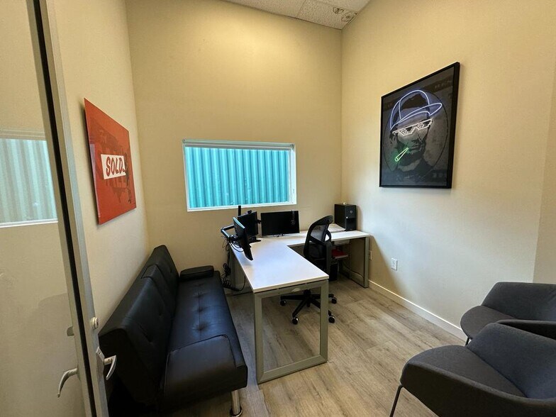 More Photos Of 423-425 NW 10th Ter, Hallandale Beach Light Manufacturing For Sale