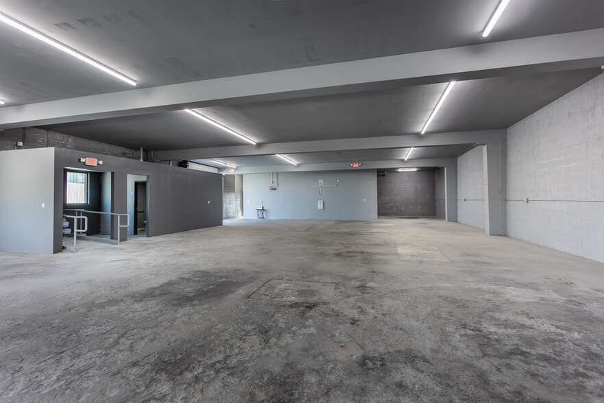 More Photos Of 9800-9820 San Fernando Rd, Pacoima Service For Lease