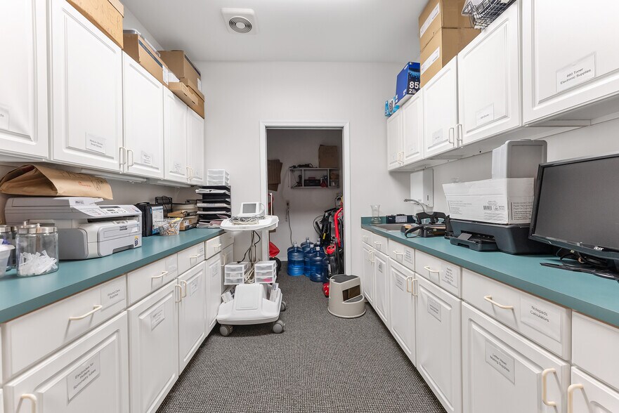 More Photos Of 2004 Bayshore Rd, Villas Medical For Sale
