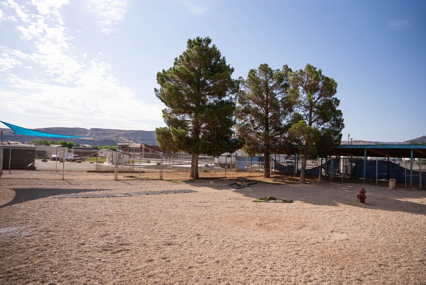More Photos Of 1545 W State St, Hurricane Veterinarian Kennel For Lease