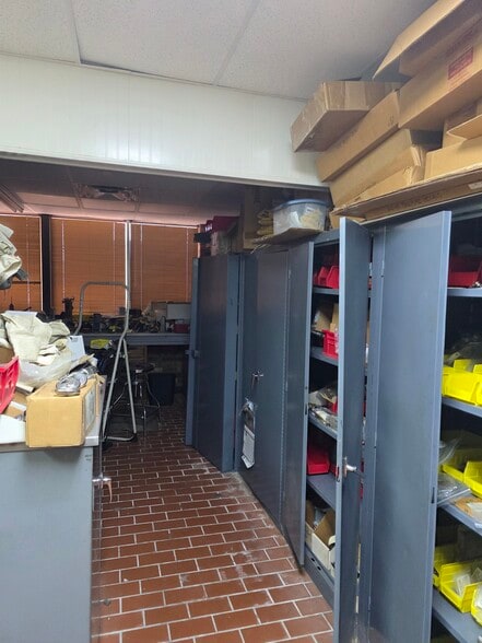 More Photos Of 104 S Rogers Rd, Irving Flex For Sale