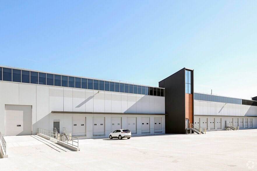 More Photos Of 2505 Bruckner Blvd, Bronx Warehouse For Lease