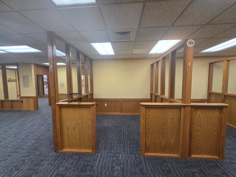 More Photos Of 401 N 2nd St, Rogers Office For Lease