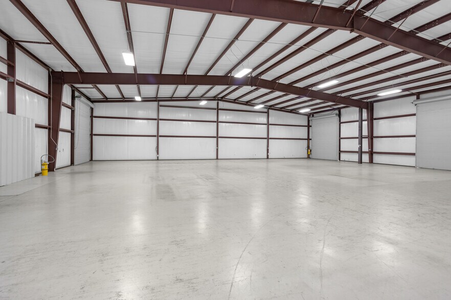 More Photos Of 2418 N Frazier, Conroe Warehouse For Lease