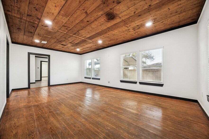 More Photos Of 5235 E 5th St, Katy Flex For Sale