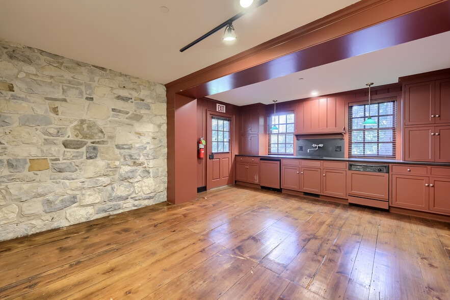 More Photos Of 711 Hartman Station Rd, Lancaster Office Residential For Lease