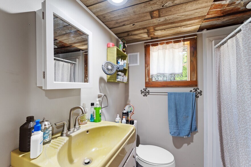 More Photos Of 10897 AR-5, Salesville Hotel For Sale