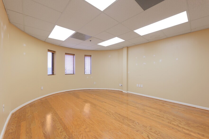 More Photos Of 305 Expressway 83, Mission Medical For Lease
