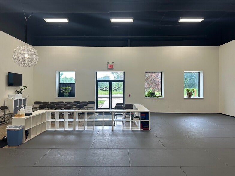 More Photos Of 1815 Morrissey Dr, Bloomington Warehouse For Sale