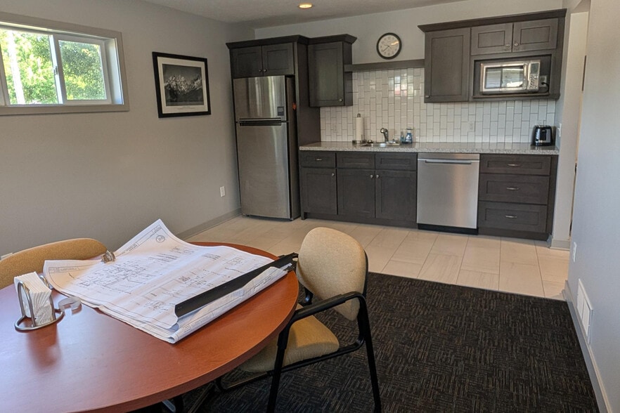 More Photos Of 1921 Ruddiman Dr, Muskegon Office For Lease