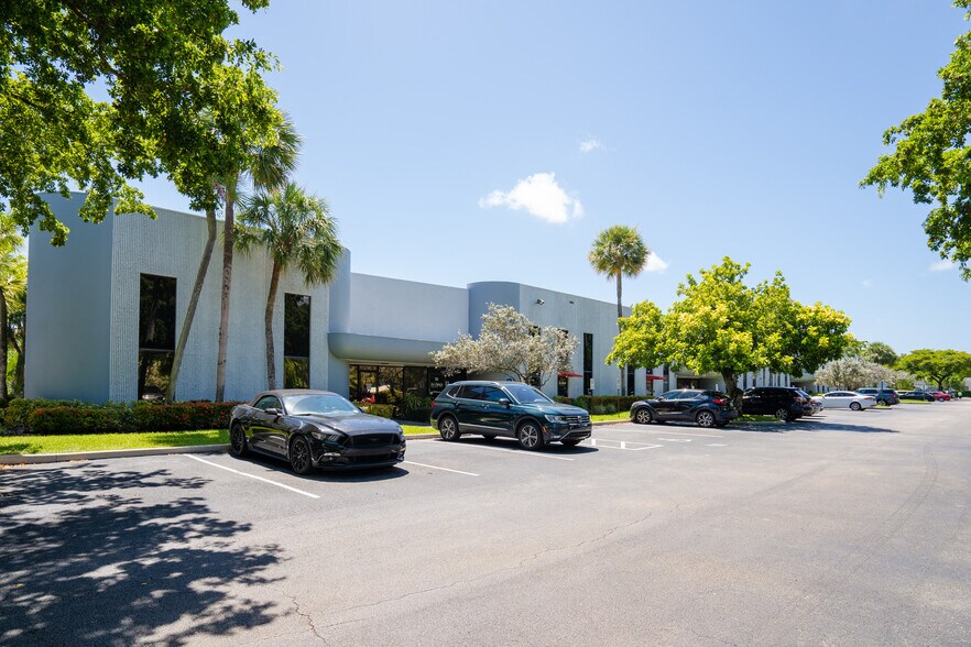 Primary Photo Of 312-384 S Military Trl, Deerfield Beach Light Distribution For Lease