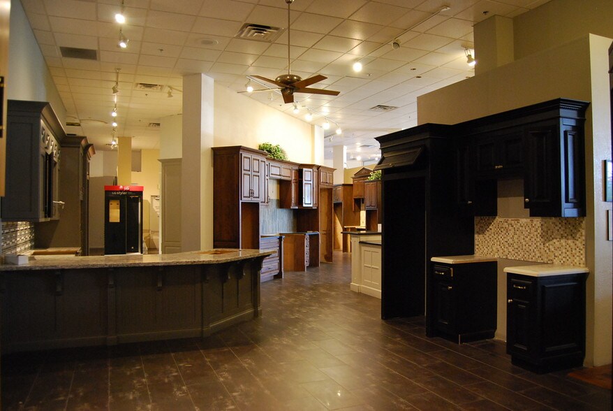 More Photos Of 15250 N Hayden Rd, Scottsdale Showroom For Sale