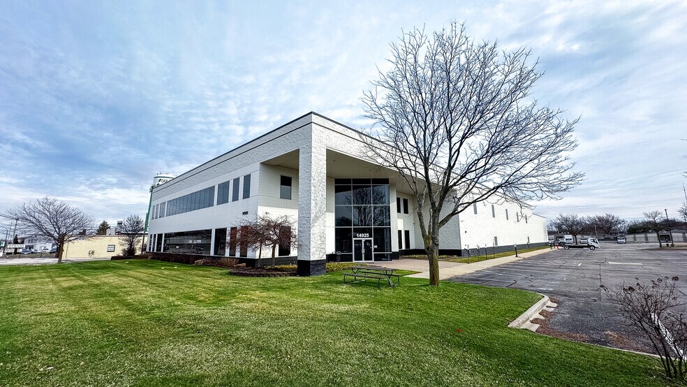More Photos Of 14925 W 11 Mile Rd, Oak Park Research And Development For Lease