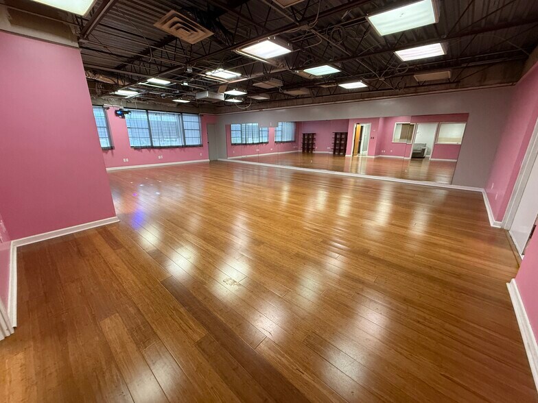 More Photos Of 6251 US Highway 19 N, Pinellas Park Showroom For Lease