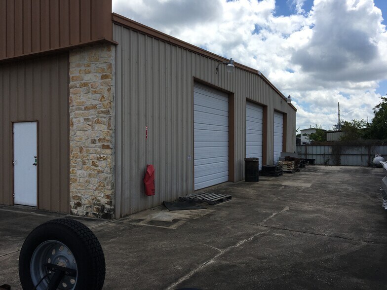 More Photos Of 1904 Humble Place Dr, Humble Industrial For Lease