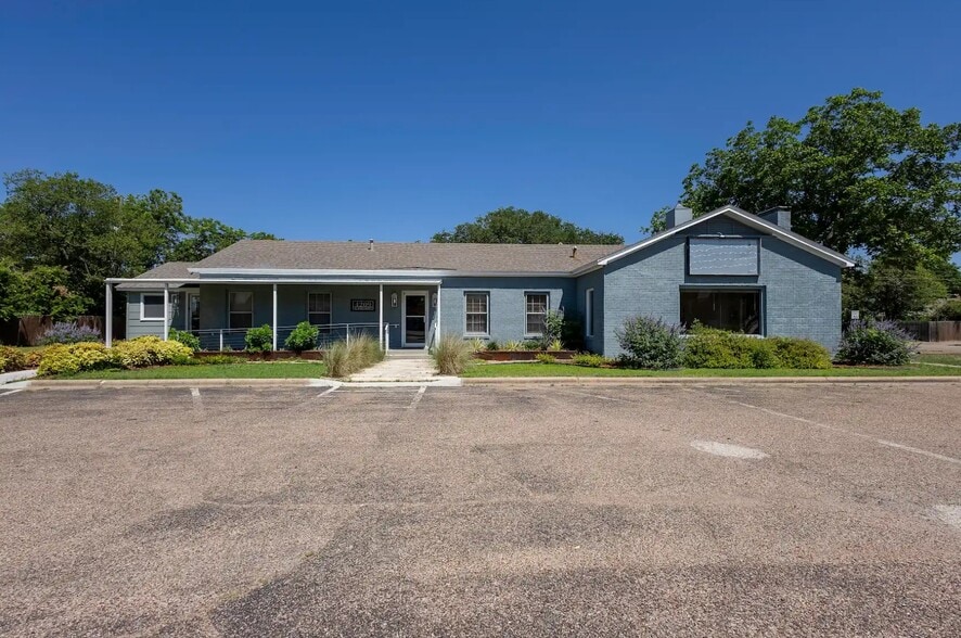 More Photos Of 4209 W waco Dr, Waco Office For Lease