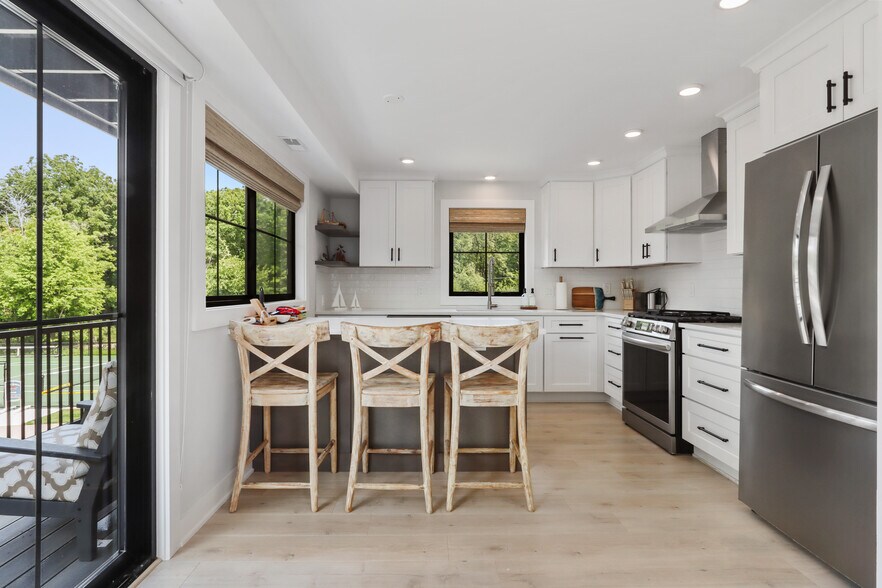 More Photos Of W4724 S Lakeshore Dr, Fontana-on-Geneva Lake Storefront For Sale