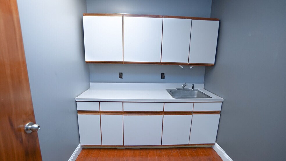 More Photos Of 2 Lincoln Hwy, Edison Medical For Lease