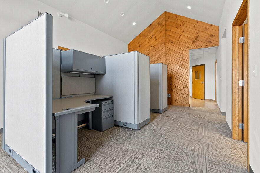 More Photos Of 1496 Bellevue St, Green Bay Office For Lease