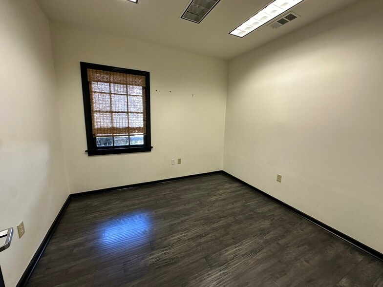 More Photos Of 442 Government St, Baton Rouge Office For Sale