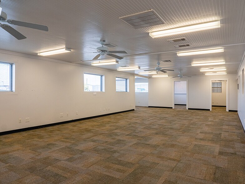 More Photos Of 108 McNutt Rd, Hutto Warehouse For Lease