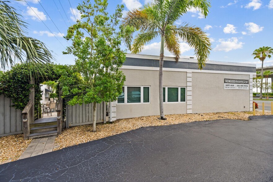 More Photos Of 514 NW Dixie Hwy, Stuart General Retail For Sale