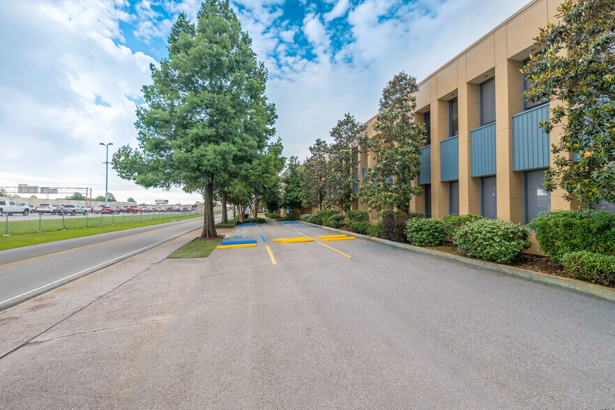 More Photos Of 4300 S I-10 Service Rd, Metairie Loft Creative Space For Lease