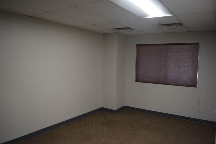 More Photos Of 520-536 W 66th St, Loveland Light Manufacturing For Sale