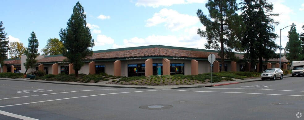 More Photos Of 3450 Airway Dr, Santa Rosa Showroom For Lease