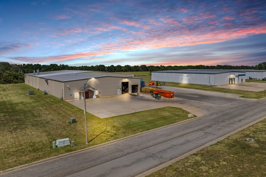 More Photos Of 1800 SE 9th St, Newton Manufacturing For Sale