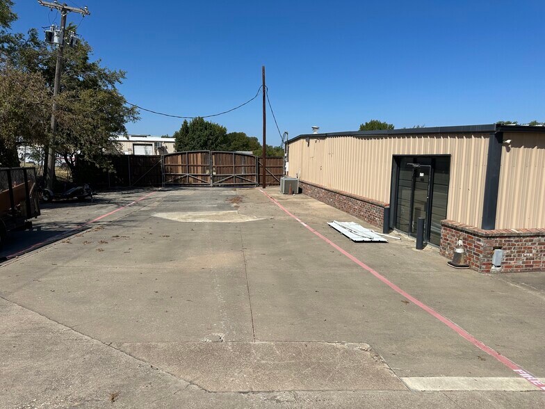 More Photos Of 609 S 4th Ave, Mansfield Showroom For Lease