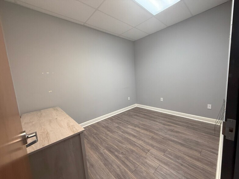 More Photos Of 4802 S Sam Houston Pky, Houston Unknown For Lease