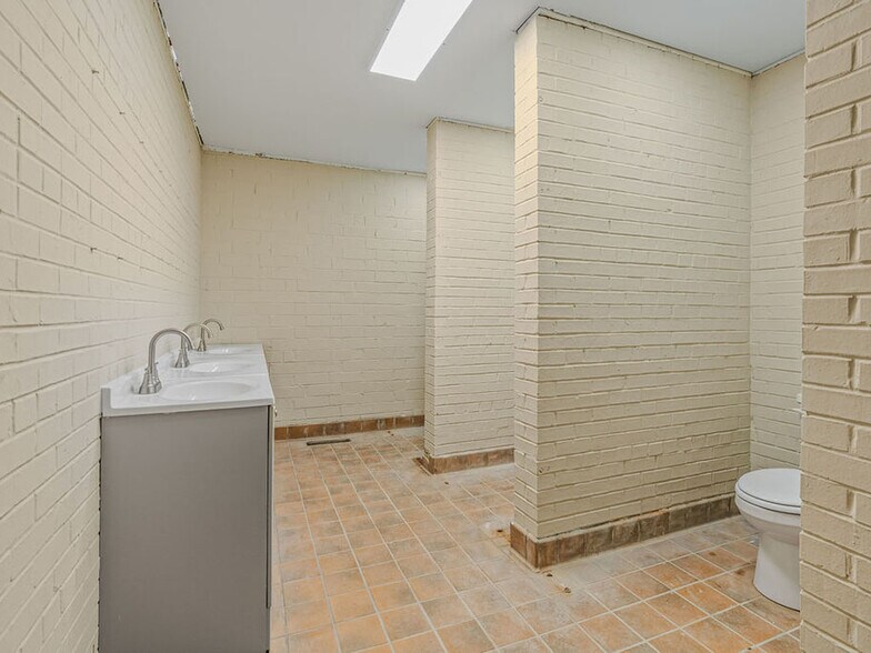 More Photos Of 1002 Douglas Ave, Opp Manufacturing For Lease