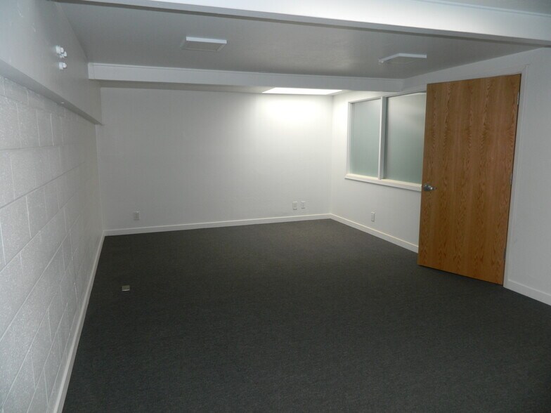 More Photos Of 1336 N Carolan Ave, Burlingame Warehouse For Lease