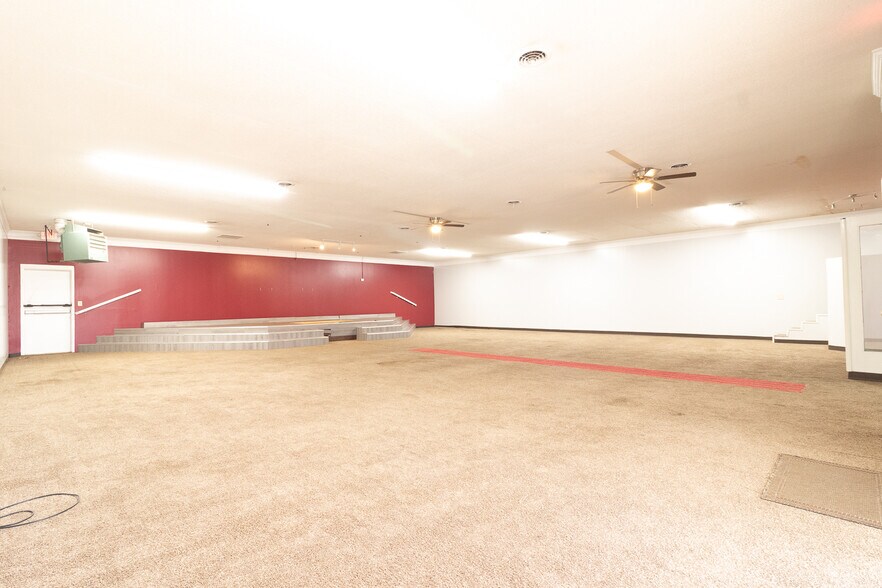 More Photos Of 2006 Maple Ave, Burlington Flex For Sale