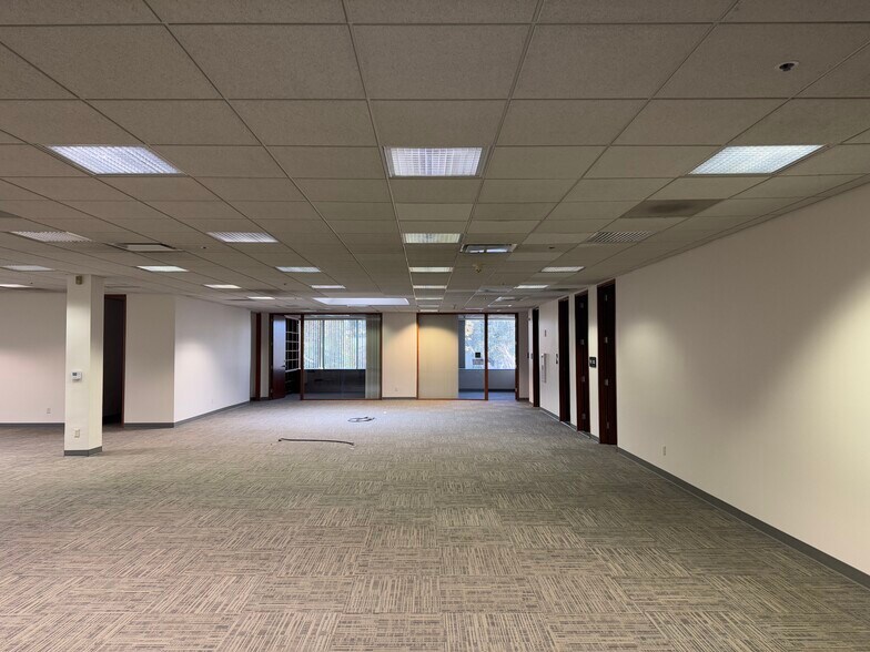 More Photos Of 4820-4822 McGrath St, Ventura Research And Development For Lease