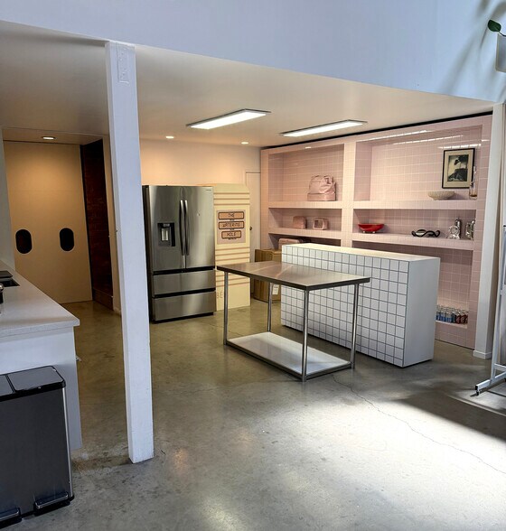 More Photos Of 1112 N Beachwood Dr, Los Angeles Office For Lease