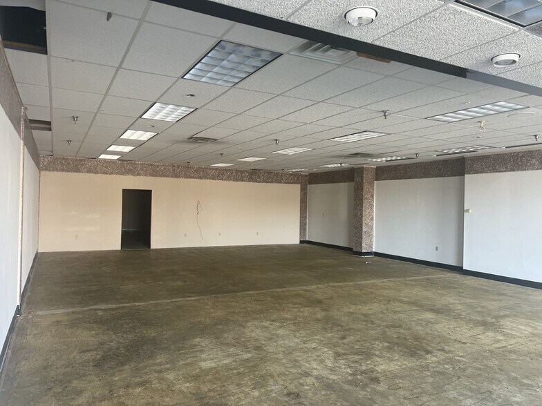 More Photos Of 2551 E Pinetree Blvd, Thomasville Unknown For Lease