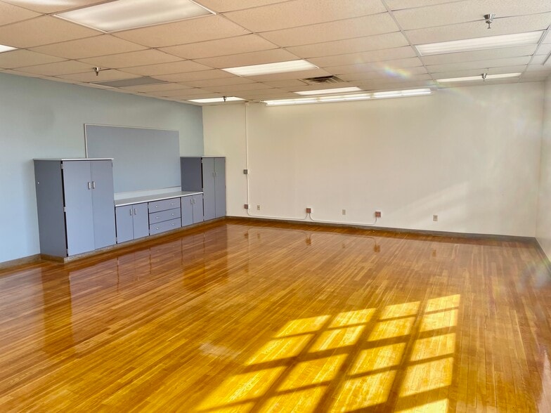 More Photos Of 216 E College St, Seguin Flex For Sale