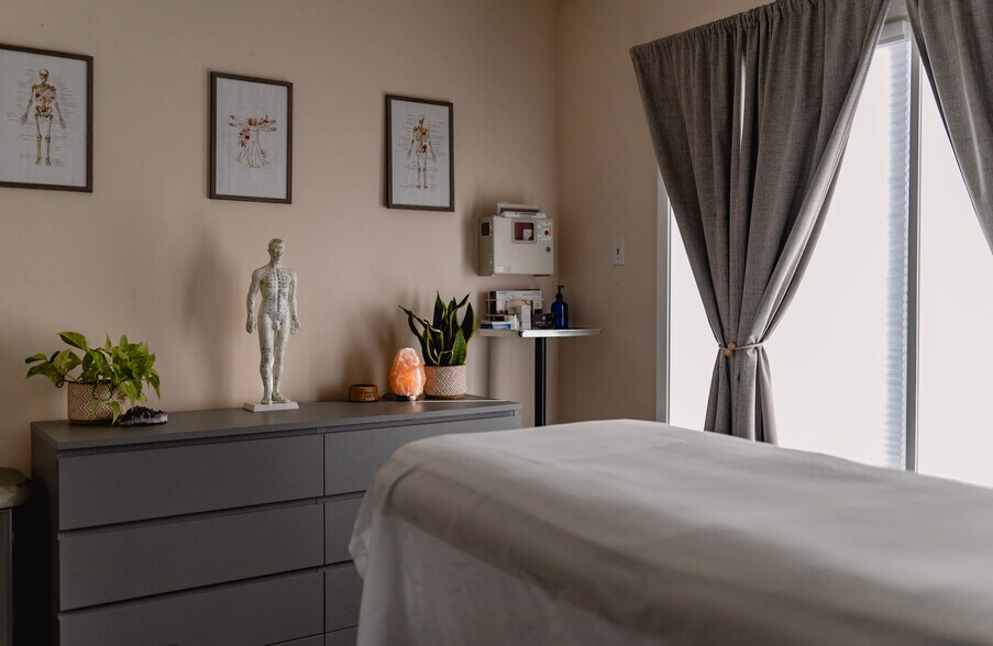 More Photos Of 381 N York Rd, Elmhurst Storefront Retail Office For Lease